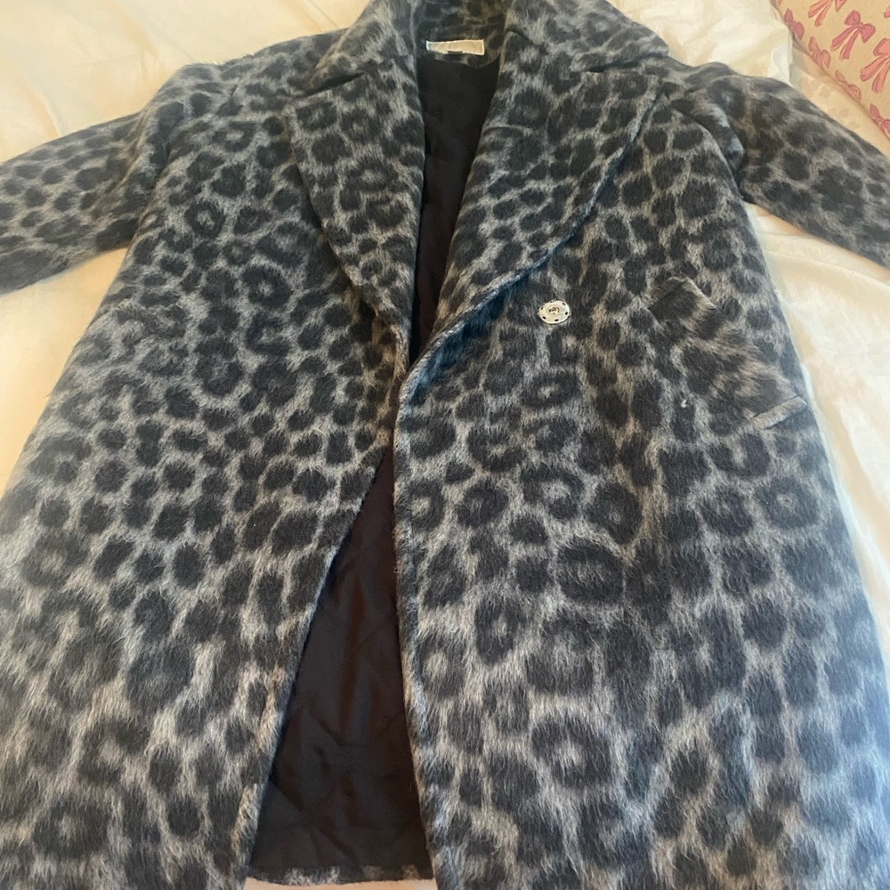 Michael Kors Gray Leopard Teddy Jacket

message before buying !!